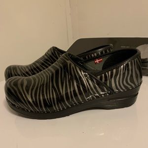 Sanita zebra clogs